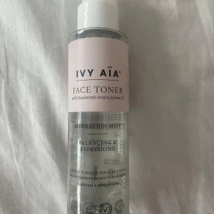 IVY AIA Face Toner Hydration Mist - Fräsch ansiktstoner från IVY AIA med hyaluronsyra och jojobaolja. Kommer i en genomskinlig plastflaska med sprayfunktion och ljusrosa etikett. Tonern är vegansk och parfymfri, perfekt för att ge huden extra fukt och balans. Innehåller cirka  30-40 ml 