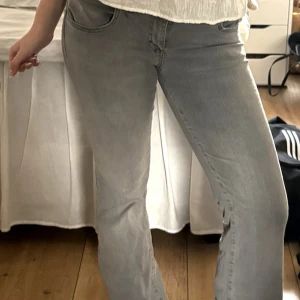 Jeans från subdued - Lågmidjade bootcut jeans från subdued, köpta i Paris för 800kr. Endast använda ett fåtal gånger, har små fläckar långt ner men inget som syns tydligt. Strl 40/L men skulle vilja påstå att de sitter som 38/M