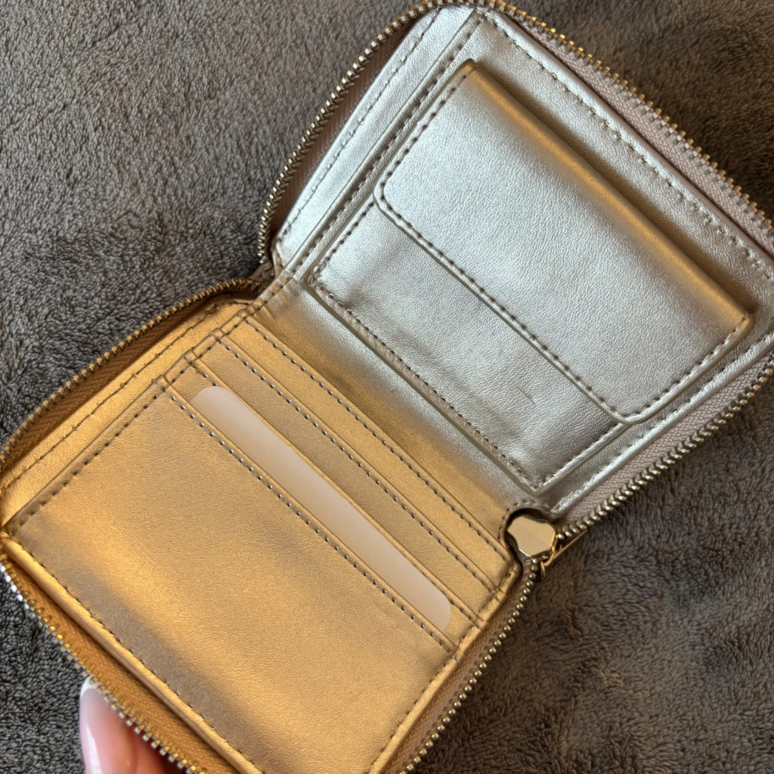 Beige plånbok från Guess med guldiga detaljer - 3