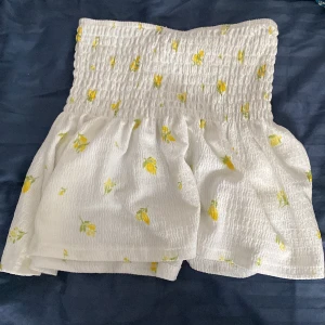 Vit kortkjol med citroner 🍋  - Säljer en kortkjol, som även går att använda som en top. Fin till sommaren🍋🍋