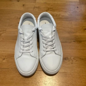 Vita sneakers These Glory Days - Ett par klassisk vita skor i märket these glory days. Använda några få gånger, 2-4 gånger. Box saknas (bara skorna) Nypris: 1399 kr Storlek: 40 Pris kan diskuteras!🙌😄 kom gärna med bud
