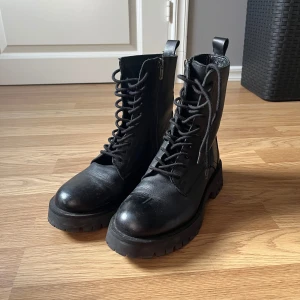 DASIA Rollina boots  Svart - Säljer mina jättefina boots från Dasia! Säljer pga aldrig använda, endast testade utomhus därav att dom ser lite använda ut. Priset kan absolut diskuteras så ge ditt egna pris!  Kommer såklart rengöra innan jag skickar iväg!🤍 #boots #svart #skor #dasia #dasia38 #rollina