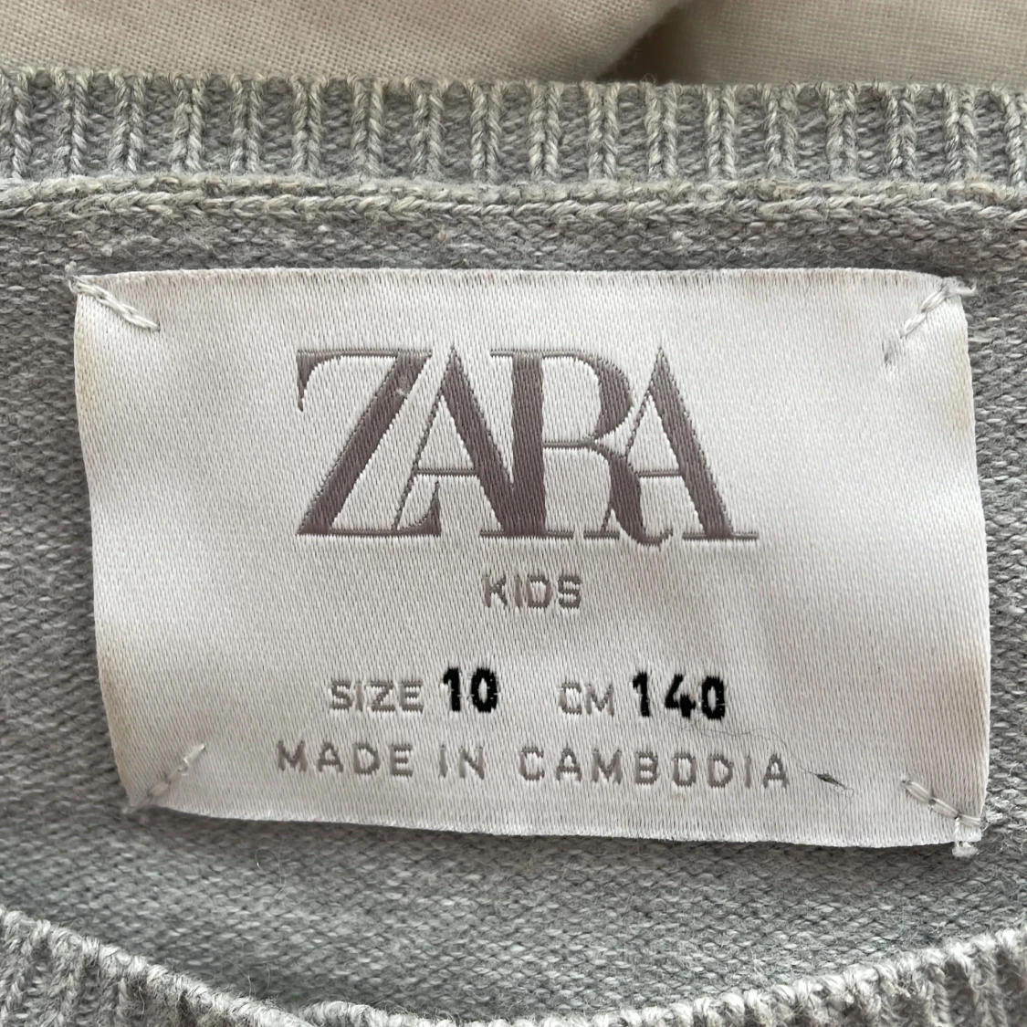 Grå kofta med pärlknappar från Zara - 1