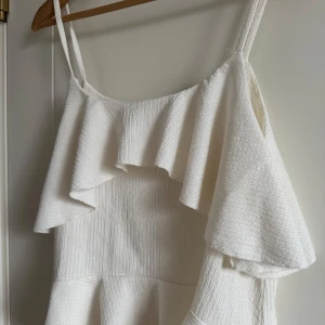 topp nelly - vit topp från nelly i storlek S