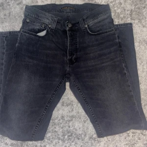 Svarta Nudie Jeans 29/30 - Säljer ett par svarta jeans från Nudie Jeans i storlek 29/30. Modellen är grim tim