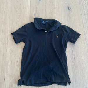 Ralph lauren pike - Säljer denna feta ralph Lauren pike pop grund av att den blivit för liten. Den är i storlek xs och passar dig som är runt 160. Skriv vid minsta fundering eller fråga. 
