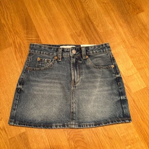 Jeanskjol mini från Stradivarius - Superfin jeanskjol från stradivarius! Helt oanvänd i storlek 34💞