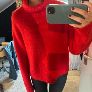 Stickad tröja  - Stickad tröja i en stark röd färg från H&M, storlek M.