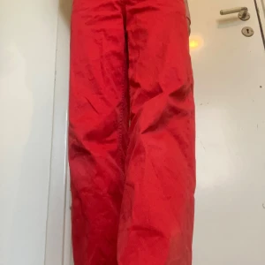 Röda wide jeans från Lindex - Snygga röda jeans från Lindex i modellen Viola, storlek 146. Byxorna har en klassisk femficksdesign och breda ben för en cool och avslappnad look. Tillverkade i mjuk bomull med midwaist passform. Perfekta för dig som vill sticka ut med färg.