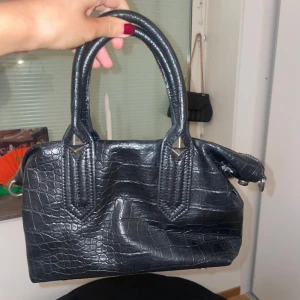 Svart Zara väska - Säljer nu denna väska från Zara som är svart med små nitar på. Köpt här på Plick för inte alls länge sen💗💗