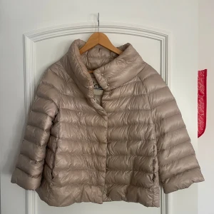 Beige Herno jacka - Så snygg populär jacka från Herno. I en jättefin beige färg som passar till allt! Den har några repor på ärmen men det är inget som märks av (se bild 5). Den har även en liten fläck vid knappen(se bild 6). Annars är jackan i toppen skick❤️ storlek M/L