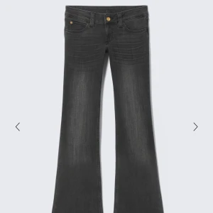 Bootcut jeans från Cheap Monday - Snygga gråa bootcut jeans från Cheap Monday med klassisk logga bak. Jeansen har en mörk tvätt och är tillverkade i mjukt bomullsmaterial med lite stretch. Passformen är normal och benen är utsvängda nedtill för en cool siluett.
