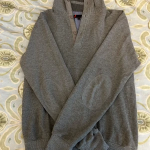 Grå halfzip - Säljer nu denna snygga gråa halfzip från dressman i väldigt bra skick