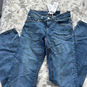 Y2K bootcut jeans från Gina Tricot - Säljer ett par mörk blåa jeans från Gina tricot som inte är använda, inte använda pga inte känt att dom är fina på mig bara💕