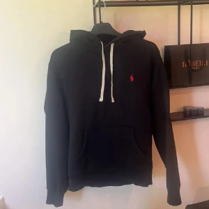 Ralph lauren hoodie - Priset är fast || Nypris är runt: 1800kr || snörena har små skador som knappt syns || skriv om ni har frågor!