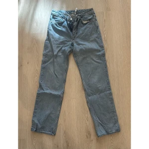 Weekday ljusblå jeans straight fit - Klassiska ljusblå jeans med raka ben och normal passform från Weekday i modellen ”Voyage”. Storlek W27 L32