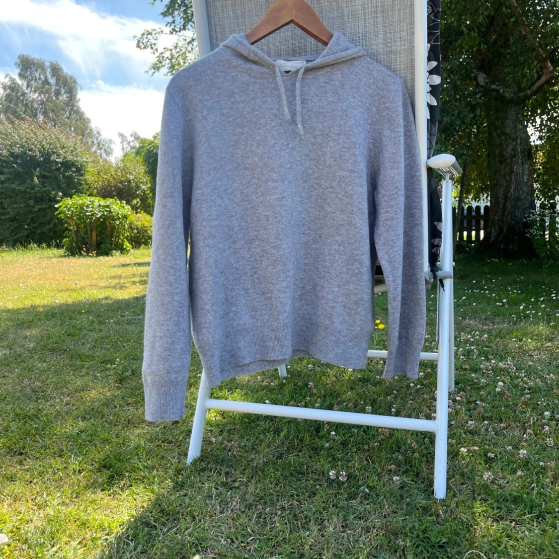 Grå kashmirhoodie från Sayless - 93