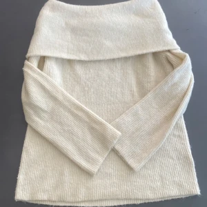 Stickad fold over övertröja - Super mysig stickad fold over övertröja i storlek S. Köpte den på hm, minns tyvärr inte priset.🥹 Har haft på mig tröjan en gång innan.  Säljer den för 150 men priset kan diskuteras, den är lite stor på mig.❤️ 