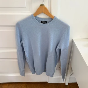 Ljusblå Kashmir Tröja från Galeries Lafayette - Fint skick! Storlek: S 100% Kashmir Färg: Ljusblå Köpt på Galeries Lafayette i Frankrike