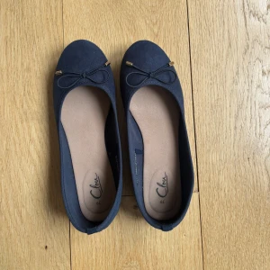 Ballerinaskor 🥿  - Endast använda en gång, köptes för 1 månad sen ungefär!☺️☺️