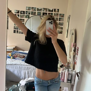 Stickad T-shirt  - Svart stickad T-shirt från Ginatricot i storlek M, använd några gånger. 💕