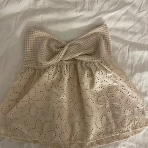 Tub topp med broderi  - Jätte söt tub topp med broderi, använd en gång! 