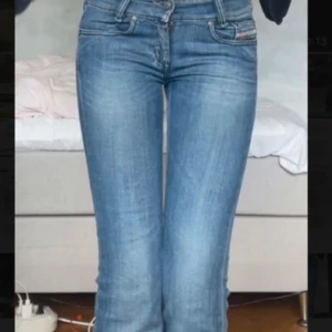 Diesel bootcut jeans - (Lånade bilder från säljaren innan) Säljer ett par as snygga jeans. Tyvär var dom för små för mig så jag säljer vidare. De är köpta för 700 och motsvarar storlek XS