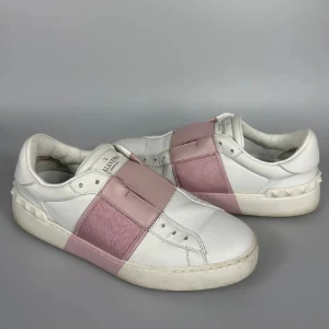 Valentino Garavani Open sneakers rosa/vit - Snygga Valentino Garavani Open sneakers i vitt skinn med breda rosa band över vristen samt mycket bra skick!