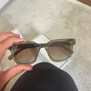 Olivgröna CHIMI solglasögon - Skit snygga solglasögon från chimi!! Kommer tyvärr inte till användning längre🥰