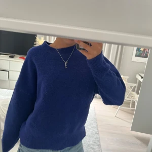 Blå stickad tröja - Blå stickad tröja som knappt är använd