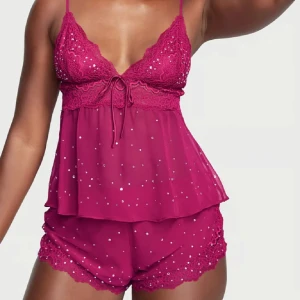 Victoria’s secret pyjamas - Supersöt pyjamas från Victoria Secret med spetsdetaljer och glittriga paljetter. Endast använd 1 gång, säljer då den inte kommer till användning:)