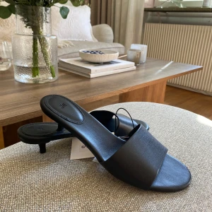 Fina klackskor  - Säljer denna helt nya klackskorna då dom tyvärr inte kommer till användning💗 Storlek 40