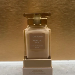 Tom Ford Vanilla Sex EdP 100ml - Exklusiv parfym från Tom Ford, Vanilla Sex, i en lyxig beige och guldig flaska på 100 ml. Flaskan har en elegant, fyrkantig form med en tung, guldig kork och stilren etikett. Perfekt för dig som älskar varma, sensuella dofter med vaniljtoner. Original pris ligger på 3800kr 