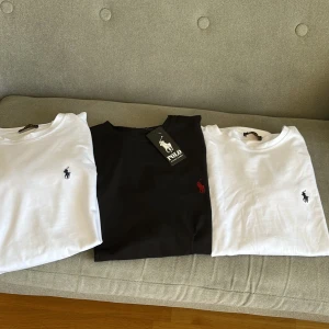 3 t-shirts Polo Ralph Lauren S - Säljer tre klassiska t-shirts från Polo Ralph Lauren i storlek S. Två vita och en svart, alla med broderad logga på bröstet. Skön passform och tillverkade i mjuk bomull. Perfekta till jeans eller shorts för en clean och stilren look. OBS! 399kr styck, 2 för 699kr och 3 för 999kr