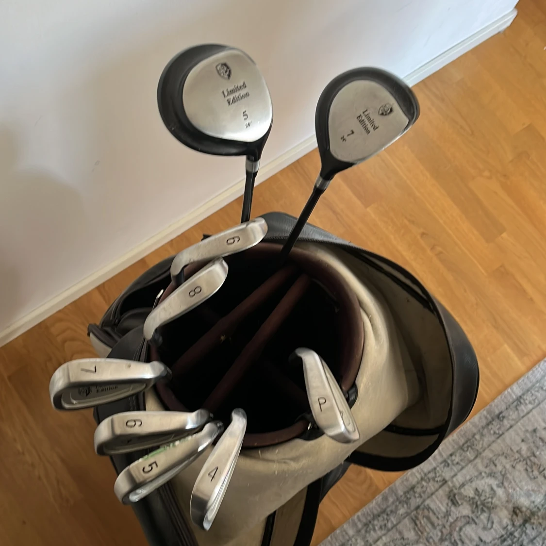 Svart och vit golfbag från Titleist - 1