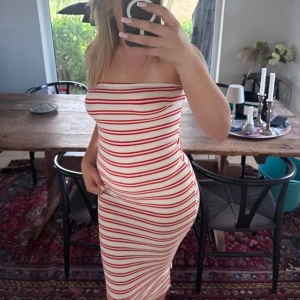 Tajt klänning  - Super fin tub klänning använd 1 gång i storlek XS kan passa M,S också då den är väldigt stretchig 