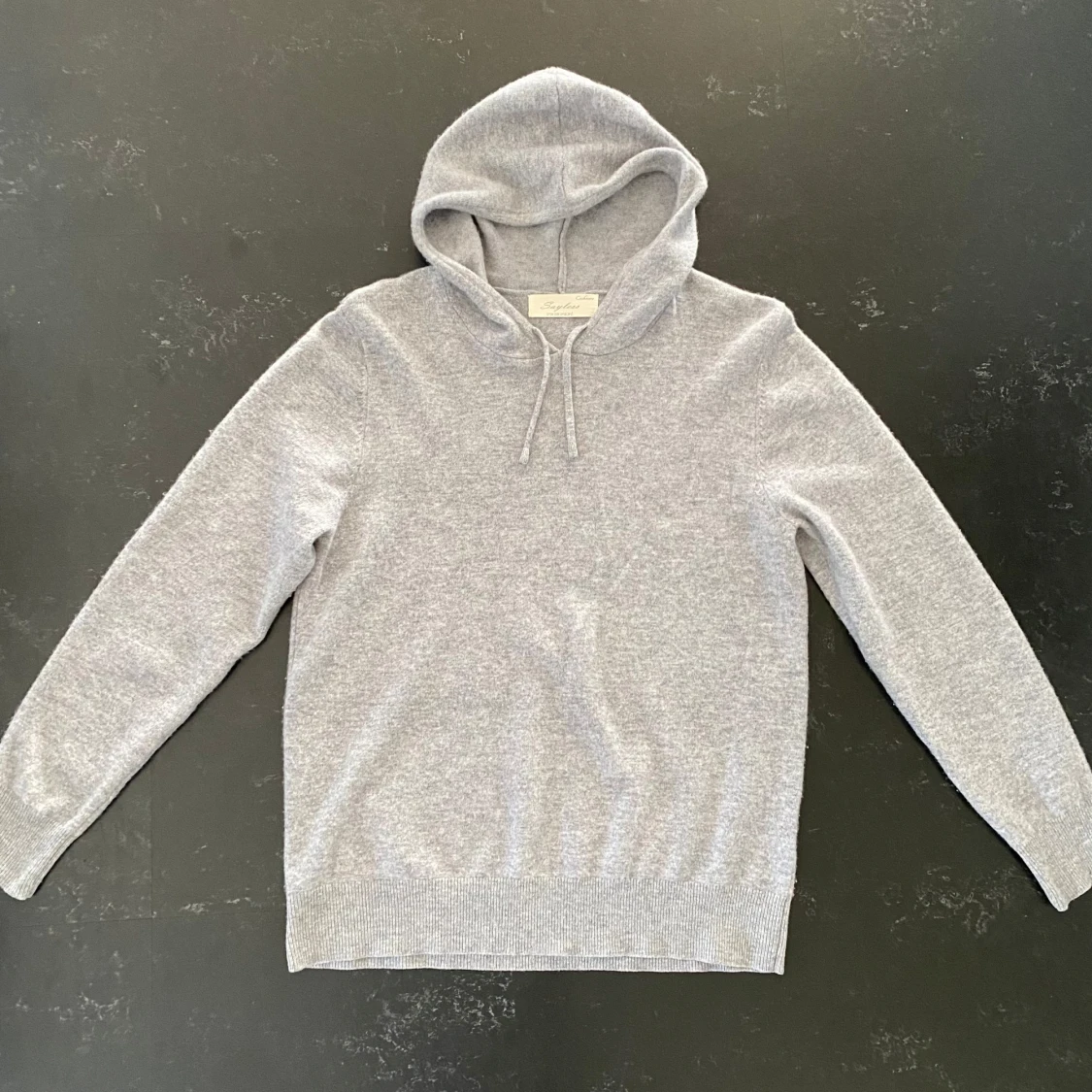 Grå kashmirhoodie från Sayless