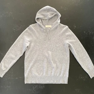 Grå kashmirhoodie från Sayless - Säljer en sjukt snygg kashmirhoodie i ett bra skick! Storlek S. Hör av er vid minsta fråga!