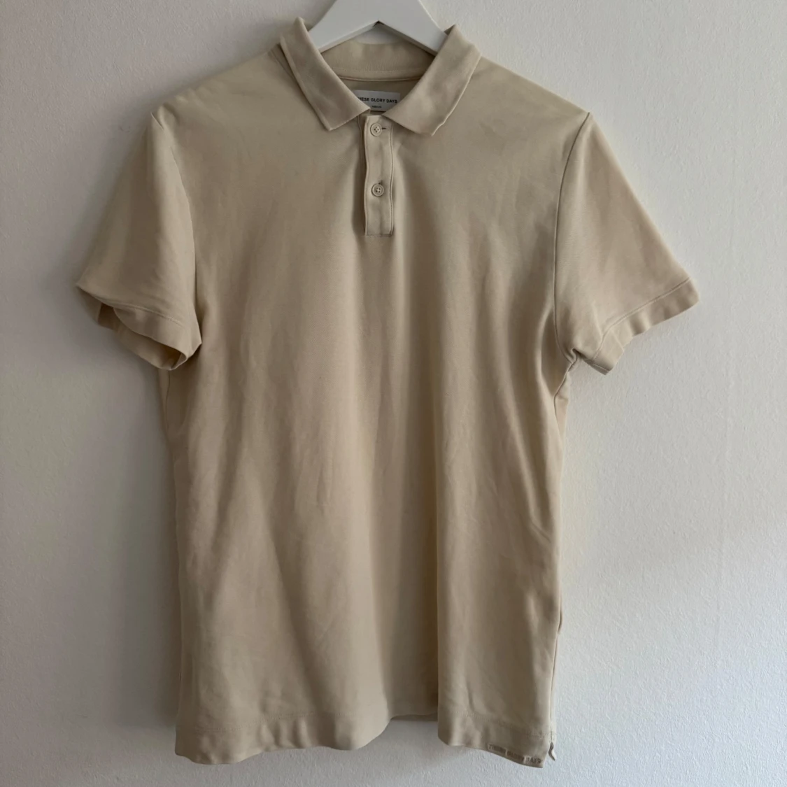 Beige pikétröja från These Glory Days