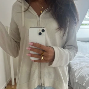 Soft goat zip tröja - Världens finaste tröja från sift goat!!🥹🥹 säljer pga att jag har en annan liknande❤️mjukt material (100% Kashmir). Tröjan har dragkedja framtill och en bekväm huva. Perfekt för en avslappnad look. Nypris: 2700kr Mitt pris: 900kr. Finns en liten missfärgning på insidan (som tur inget man ser när koftan används). Pris kan diskuteras vid snabb affär
