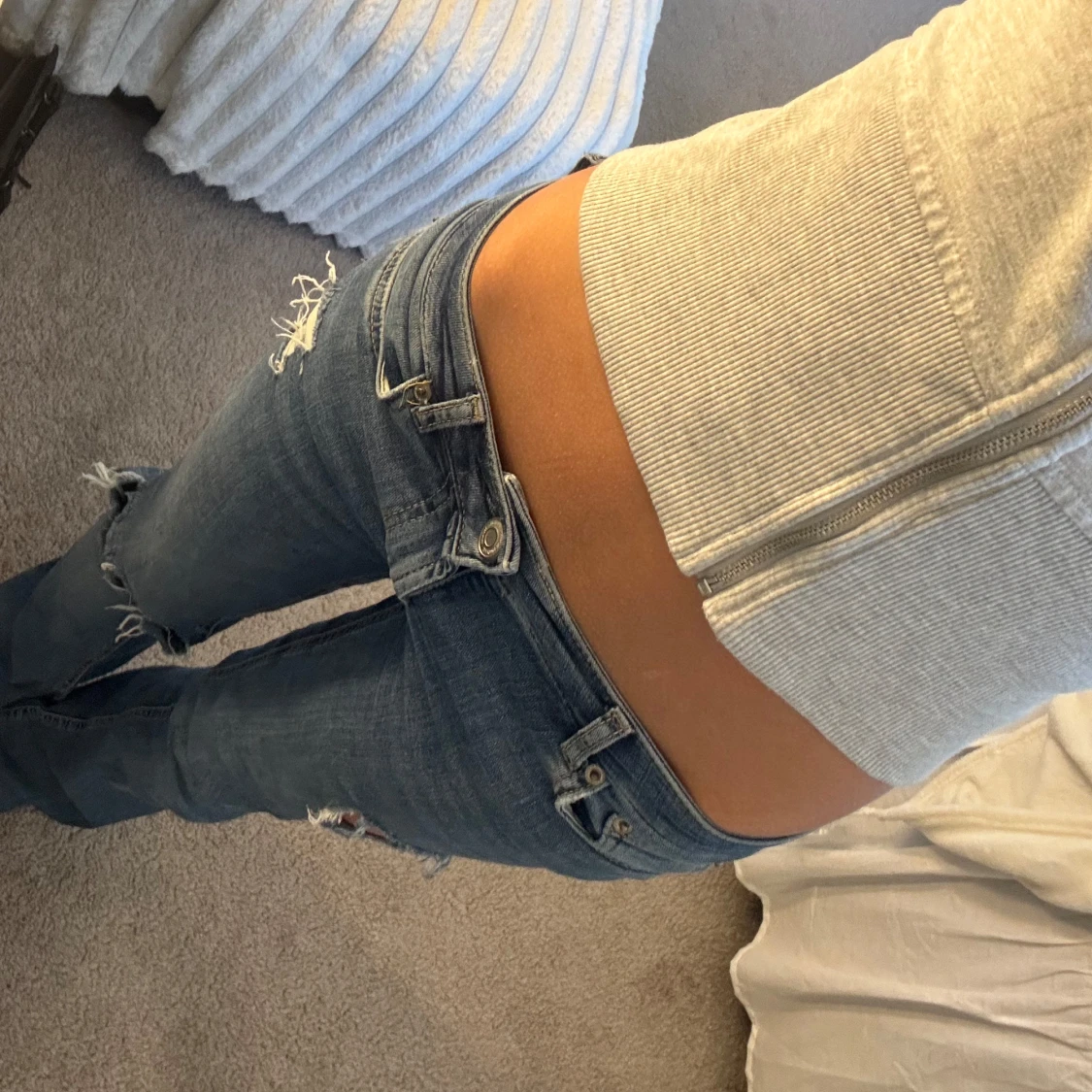 Blå bootcut jeans med slitningar - 1