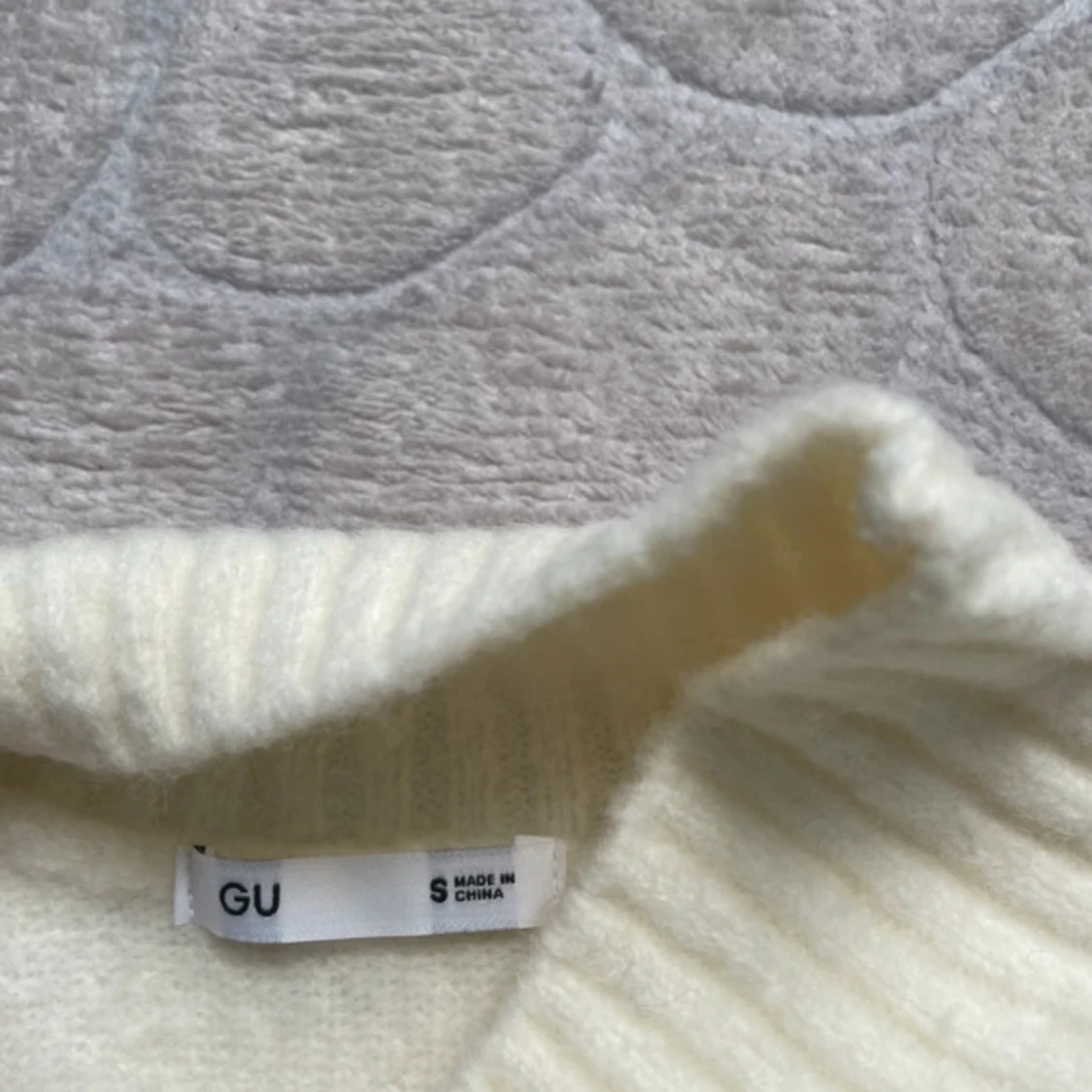 Vit och svart randig polotröja GU - 1