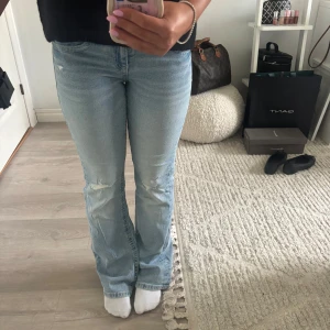 Ljusblå jeans Gina Tricot - Super fina lågmidjade jeans från Gina tricot Young som tyvärr är för långa på mig. Jeansen är i storlek 158 och använd endast en gång!