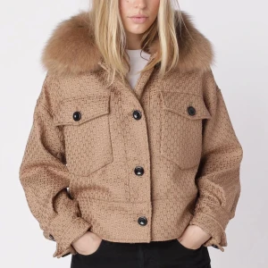 Meotine jacka beige  - Säljer nu min meotine jacka k storlek S/M som är perfekt nu till hösten. Den är väl använd  men fungerar lika bra💖. Skriv privat för bilder. 