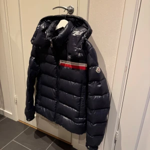Moncler mounier guibotto - Moncler jacka av modellen mounier guibotto i mycket bra skick, storlek 2/M!🙌🏼 Tveka inte att höra av dig om du har några frågor, fler bilder kan skickas. Äktenhetsbevis finns!🤩 Pris kan såklart diskuteras men skammbud besvaras ej. 