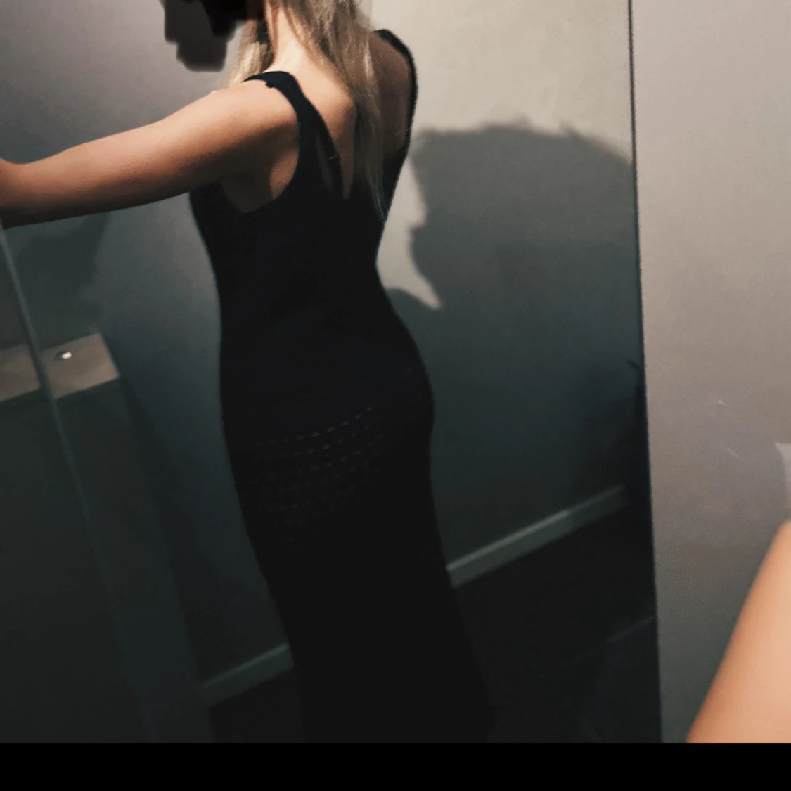 Svart stickad långstrandklänning - 1