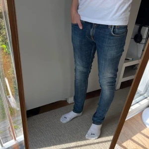 Nudie jeans - Tja! Säljer detta schyssta paret jeans från Nudie! De hade ett litet hål längst ner, men har blivit professionellt lagade. Syns knappt| Modell: Tight Terry| Vid minsta fråga tveka inte att kontakta mig!| Pris alltid diskuterbart!|// Nils