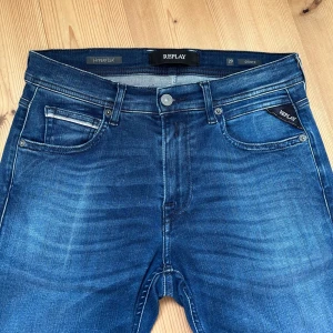 Mörkblåa Replay Grover Hyperflex - Ett par mörkblåa Replay Grover Hyperflex i mycket bra skick, inga defekter alls.🤩                     Storleken är W29 L32.                                                                            Tveka inte på att höra av dig vid funderingar, eller om du vill ha mått eller fler bilder!⭐️