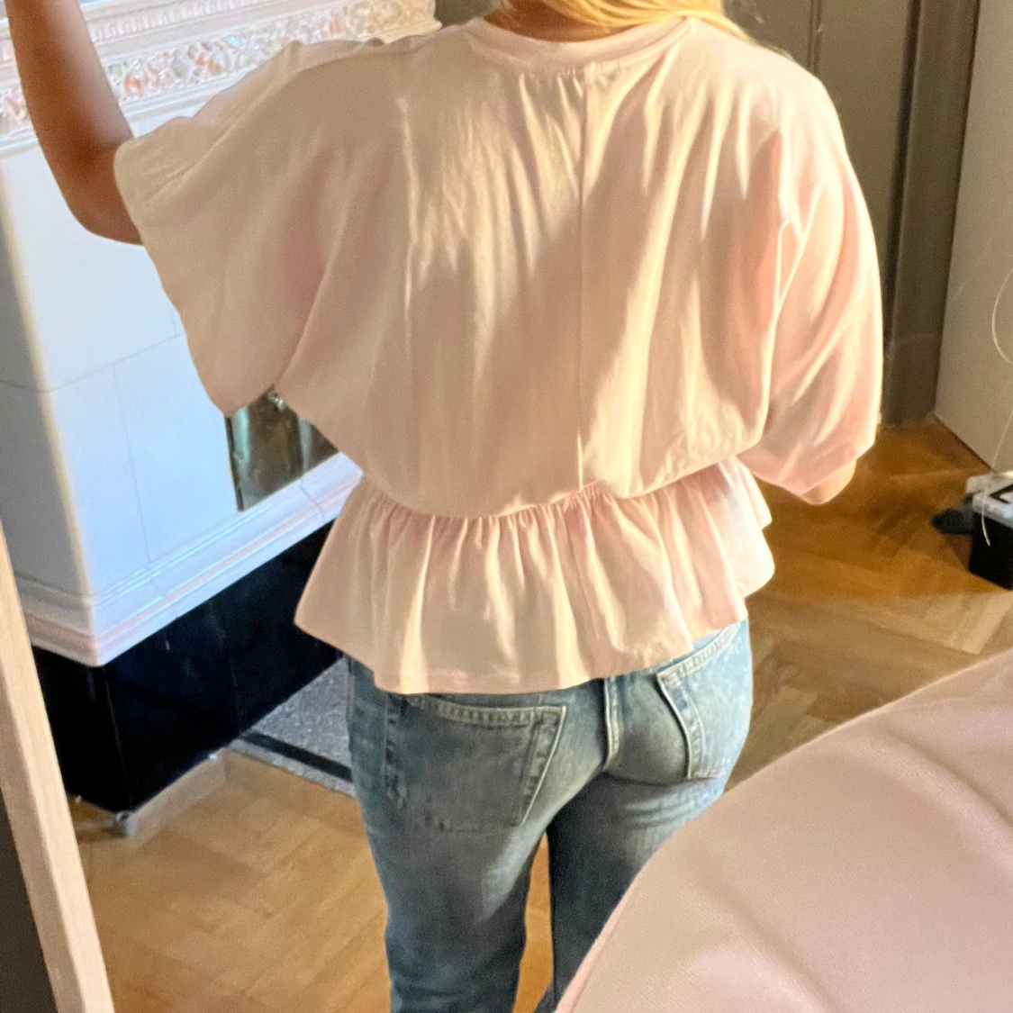 Ljusrosa blus med volang och resår - 3