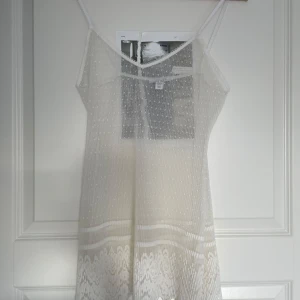 Sött linne/klänning - Sött prickig linne som även funkar som klänning. I ett skönt, genomskinligt material som funkar perfekt med linne under!🩷